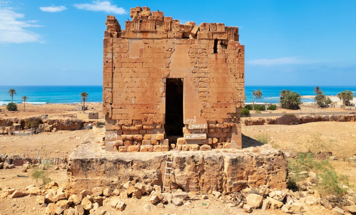 Niesamowite odkrycie polskich archeologów z Uniwersytetu Warszawskiego w Libii. Natrafili oni na pozostałości statków, które w starożytności rozbijały się w drodze do Ptolemais. "Pas obejmujący wrakowisko ma ponad 100 m, więc morskich katastrof musiało być tutaj co najmniej kilka" - mówi kierownik badań w Ptolemais, dr Piotr Jaworski.