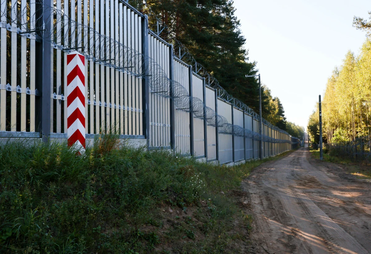 W najbliższych dniach mają ruszyć prace nad budową kolejnej zapory na granicy z Białorusią w województwie podlaskim - dowiedział się reporter RMF FM Krzysztof Zasada. W listopadzie szefostwo straży granicznej zapowiedziało powstanie do wiosny czterometrowego płotu, który ma stanąć koło drogi technicznej. Za budowę będzie odpowiedzialne wojsko.