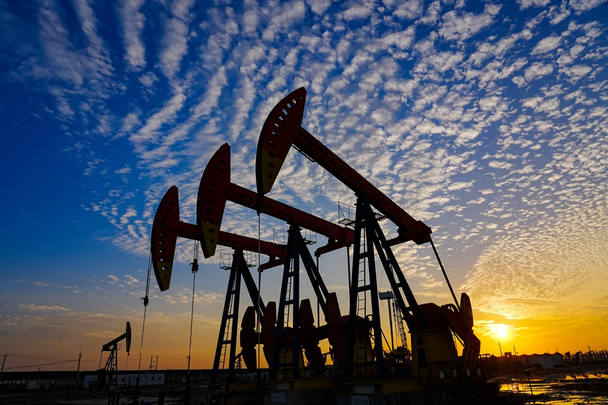 Międzynarodowa Agencja Energetyczna (MAE) szykuje się do bezprecedensowej interwencji na światowych rynkach ropy naftowej. W odpowiedzi na gwałtowny wzrost cen surowca, wywołany wojną USA i Izraela z Iranem, agencja planuje uwolnienie rekordowej ilości rezerw - donosi "Wall Street Journal". Decyzja ma zapaść już dzisiaj.