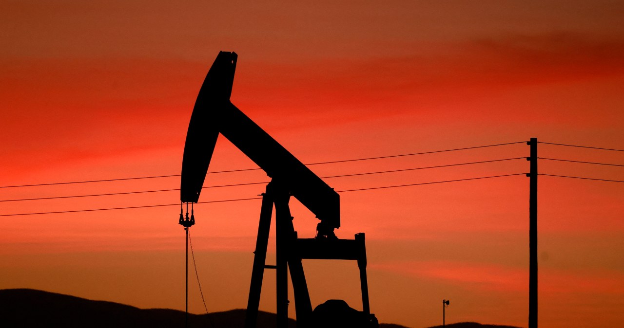 Wahania na rynku ropy. Inwestorzy reagują na zapowiedź uwolnienia rezerw