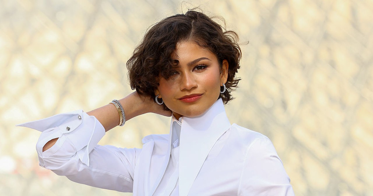 Zendaya podbija Paryż cała w bieli. Na palcu widać obrączkę
