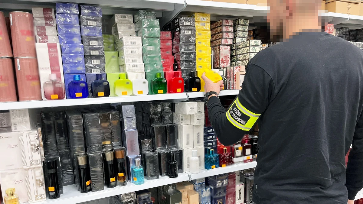 Ponad 160 tysięcy sztuk podrobionych kosmetyków, biżuterii, zegarków i odzieży przejęła Krajowa Administracja Skarbowa w jednym z największych centrów handlowych pod Warszawą. Wartość zatrzymanego towaru oszacowano na prawie 6,5 miliona złotych.