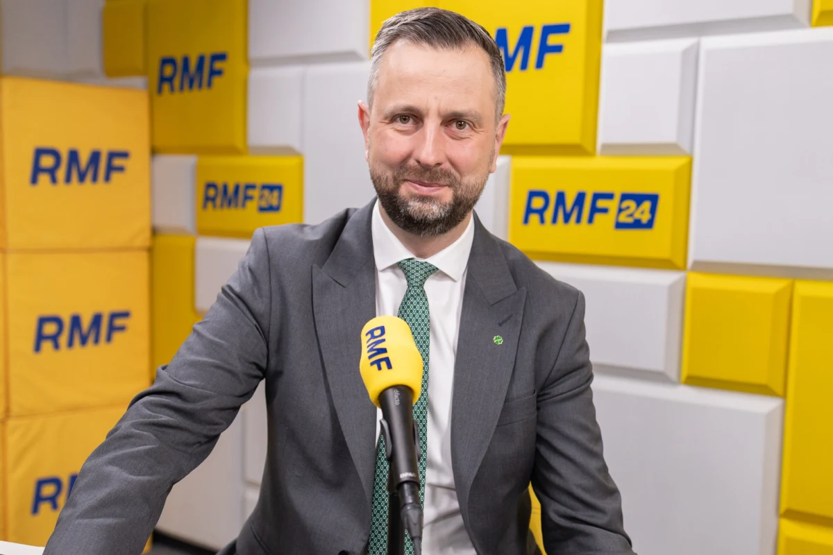 "Jest gorszy od tego, co przypuszczałem, że może pan prezydent pokazać, zapowiedzi były bardziej buńczuczne niż efekt tego projektu" – tak o propozycji "SAFE 0 proc." mówił w Porannej rozmowie w RMF FM Władysław Kosiniak-Kamysz, wicepremier, minister obrony narodowej. "Ona (propozycja – red.) mówi o zysku NBP, który i tak zgodnie z ustawą już dzisiaj obowiązującą jest przekazywany do budżetu państwa" - wyjaśnił.