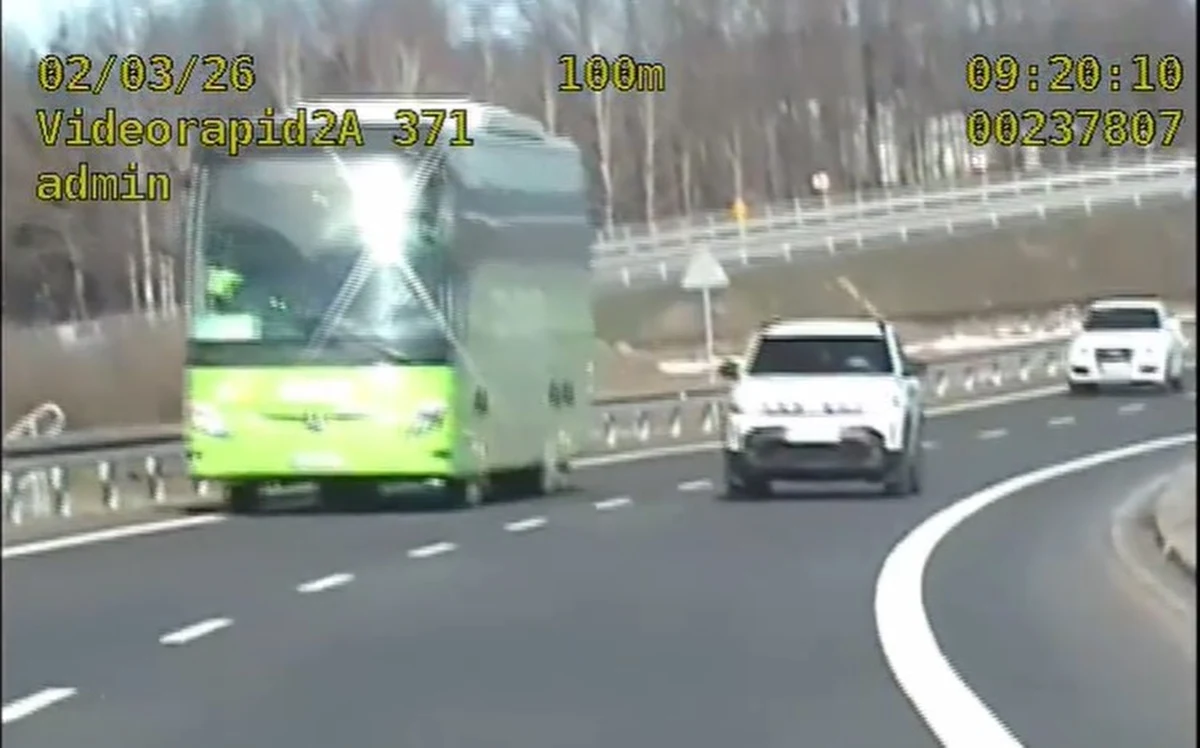 Do bardzo niebezpiecznej sytuacji doszło na drodze krajowej nr 8 w Sztabinie, na trasie prowadzącej do Białegostoku. Kierująca białą Dacią podczas wyprzedzania autobusu na łuku drogi nie zauważyła nadjeżdżającego z naprzeciwka radiowozu. Szybka reakcja policjantów zapobiegła tragedii.