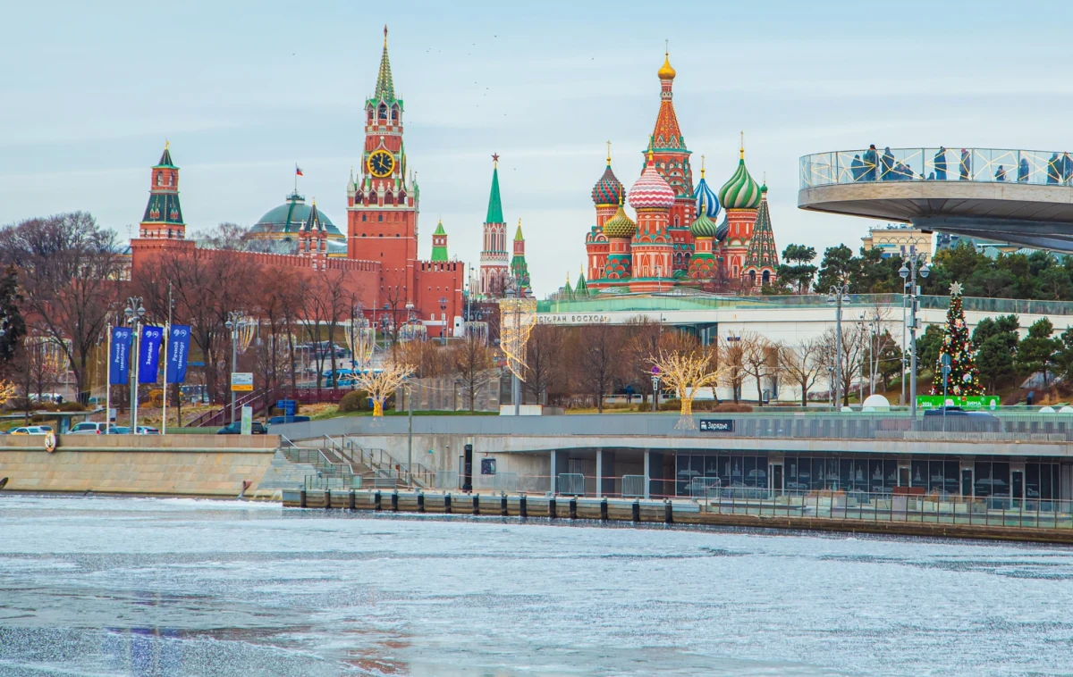 ​Podczas gdy USA i Izrael kontynuują ataki na Iran, prezydent Rosji Władimir Putin kreuje się na międzynarodowego mediatora, wzywając do "szybkiej deeskalacji i politycznego rozwiązania konfliktu". Jednocześnie Rosja nie przerywa własnej wojny z Ukrainą, co rodzi pytania o prawdziwe intencje. Prokremlowskie media patrzą na rozwój sytuacji z wyraźnym optymizmem. Gazeta "Komsomolskaja Prawda" pisze wprost, że drożejąca ropa może doprowadzić do zniesienia zachodnich sankcji. 