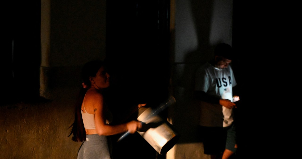 Brak prądu wyciąga ludzi na ulice. Na wyspie dorożki zastępują auta