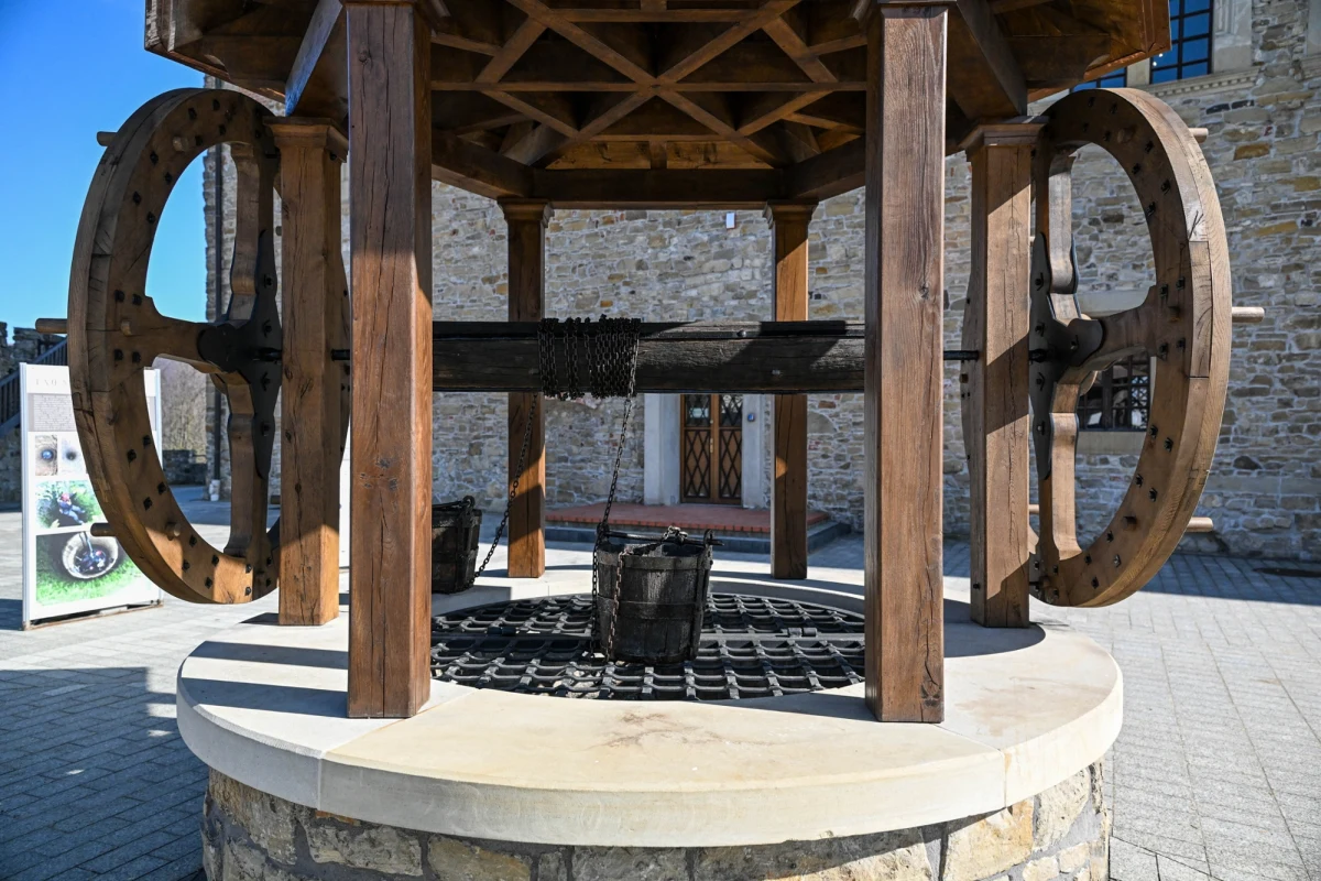 Rewitalizacja XVI-wiecznej studni na dziedzińcu Zamku Królewskiego w Sanoku przywróciła jej dawny blask i rozbudziła wyobraźnię mieszkańców oraz turystów. Czy rzeczywiście w jej wnętrzu krył się tajemniczy tunel prowadzący do miasta? 