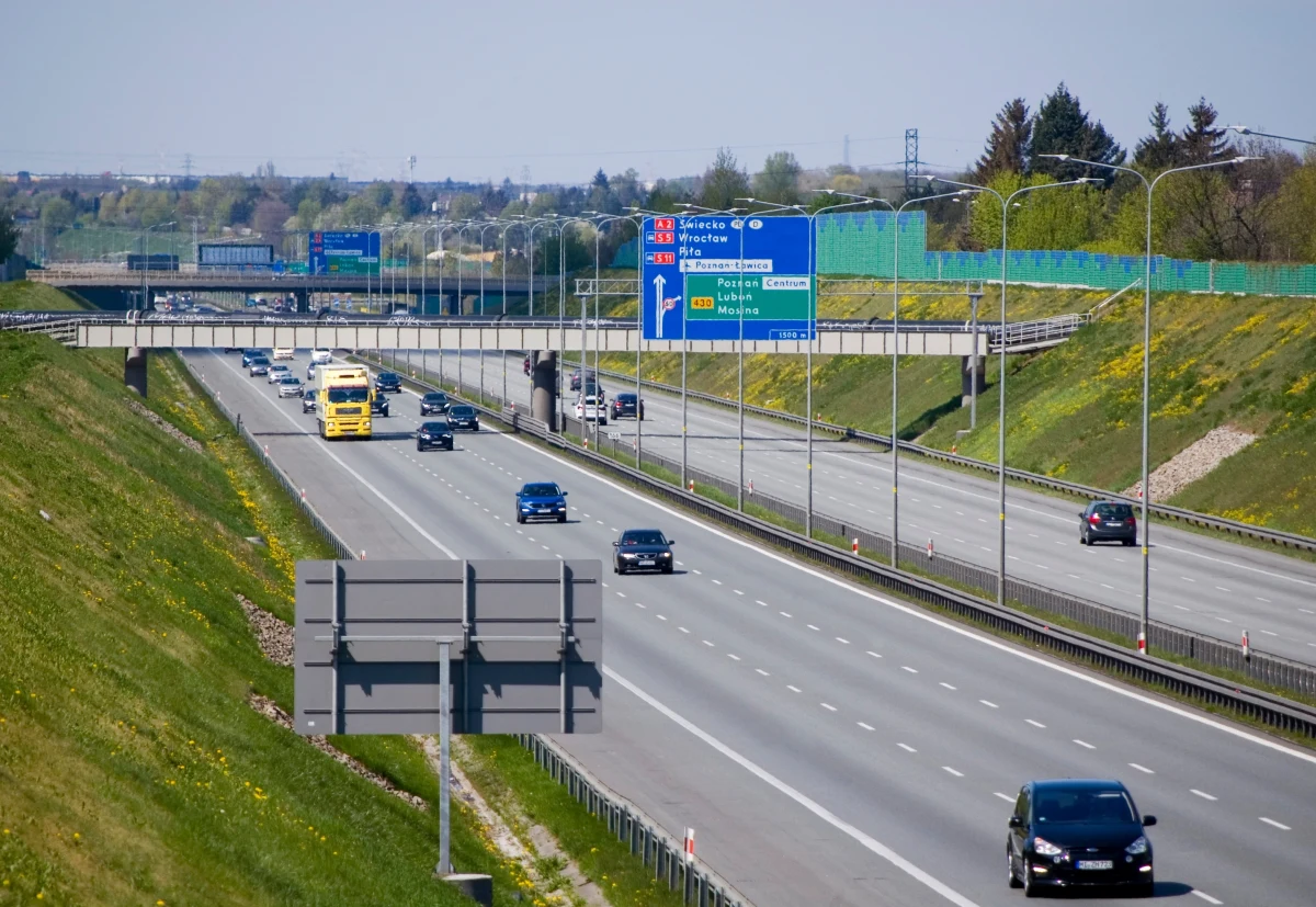 Rząd chce zerwać umowę ze spółką Autostrada Wielkopolska - dowiedział się dziennikarz RMF FM. To reakcja na wzrost opłat za przejazd A2 między Koninem a Nowym Tomyślem. Spółka na tej trasie pobiera pieniądze od kierowców. Od dzisiaj kierowcy płacą tam o 3 złote więcej na każdym z trzech 50-kilometrowych odcinków.
