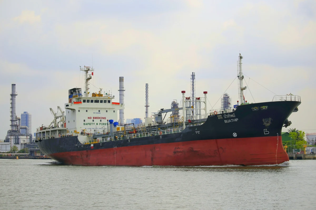 Długotrwałe zablokowanie cieśniny Ormuz przyniesie poważne skutki dla światowej gospodarki. ​Zdaniem Salvatore'a "Sal" Mercogliano, eksperta ds. żeglugi z Uniwersytetu Campbella w Karolinie Północnej, nie jesteśmy jeszcze w punkcie krytycznym, jednak jeśli problem nie zostanie rozwiązany w ciągu najbliższych siedmiu dni, "zrobi się poważnie". "Będzie to miało poważne skutki dla cen i światowej gospodarki" - mówi w wywiadzie dla "Frankfurter Allgemeine Zeitung".