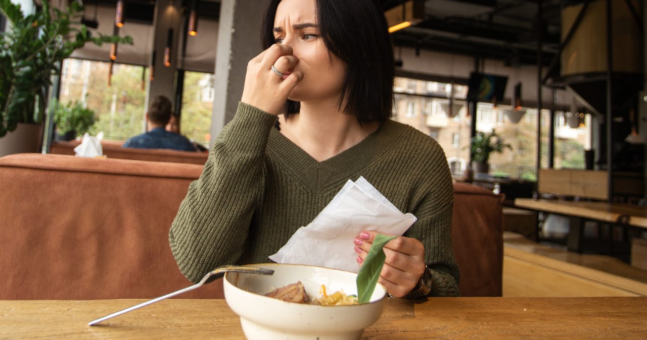 Czemu kichamy po jedzeniu i piciu? Odpowiedź zaskoczy, to wcale nie alergia