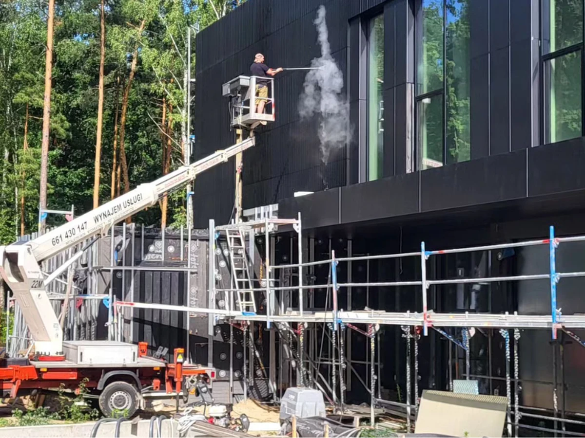 Wraz z nadejściem wiosny w wielu warszawskich dzielnicach rozpoczynają się prace porządkowe obejmujące nie tylko tereny zielone, chodniki czy place zabaw, ale również elewacje budynków mieszkalnych i użytkowych. Administracje osiedli coraz częściej decydują się na profesjonalne mycie elewacji, aby przywrócić budynkom estetyczny wygląd po miesiącach zimowych zanieczyszczeń. Dla zarządców nieruchomości jest to nie tylko kwestia wizerunku, ale także dbałości o stan techniczny fasad.