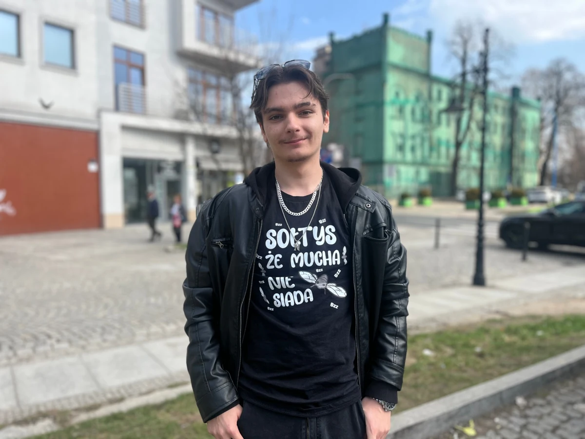 Fabian Kozioł został sołtysem Tyńczyka Legnickiego na Dolnym Śląsku rok temu w wieku zaledwie 18 lat. Dziś, mając 19 lat, jest najmłodszym gospodarzem wsi w Polsce. Mimo młodego wieku, cieszy się zaufaniem mieszkańców i aktywnie rozwiązuje lokalne problemy. 
