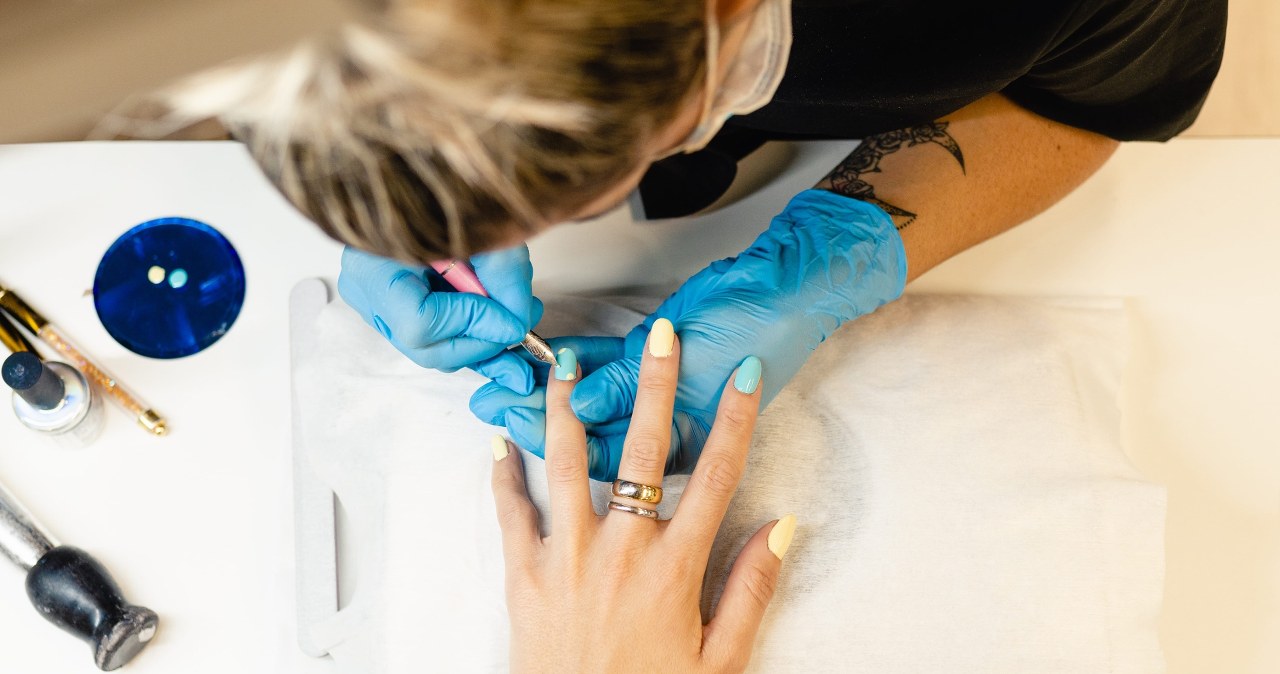 Manicure, który miał być wygodą, stał się pułapką? Kobiety mówią dość