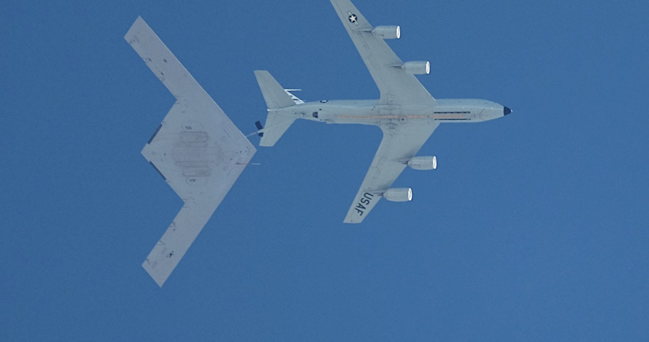 Nowy bombowiec USA na kolejnym etapie testów. B-21 Raider tankuje w locie