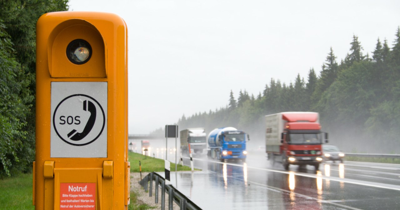 Pomarańczowy telefon na autostradzie. Przyda się, gdy nie ma zasięgu