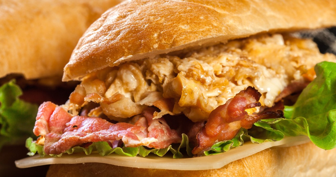 Powstaje w kilka minut, smakuje obłędnie. Siekana kanapka to hit w sieci