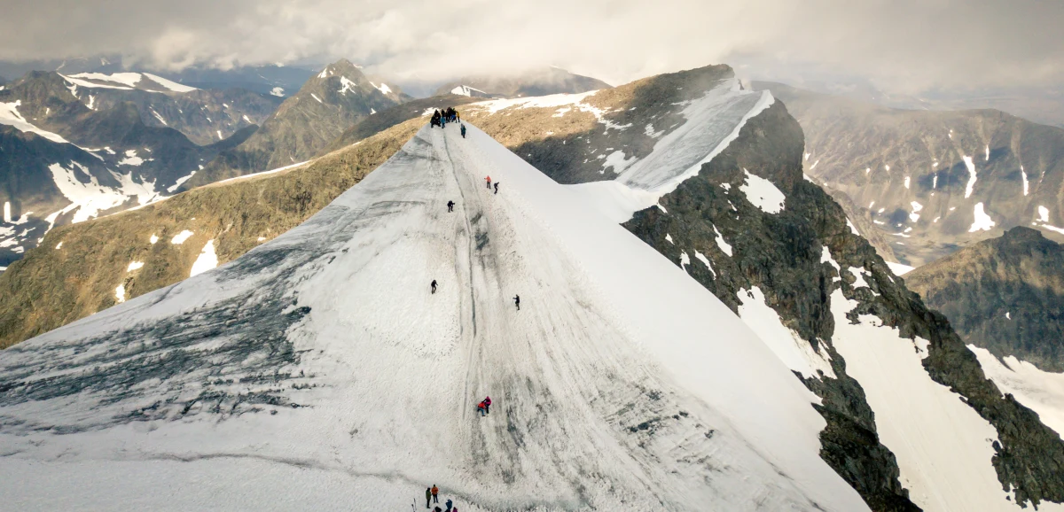 Małżeństwo z Krakowa przeżyło dramatyczne chwile podczas wspinaczki na szczyt Kebnekaise w Szwecji. Kobieta została całkowicie zasypana przez lawinę, pozostając pod śniegiem nawet 20 minut. Życie uratował jej mąż, który przy pomocy detektora lawinowego odnalazł i odkopał żonę.