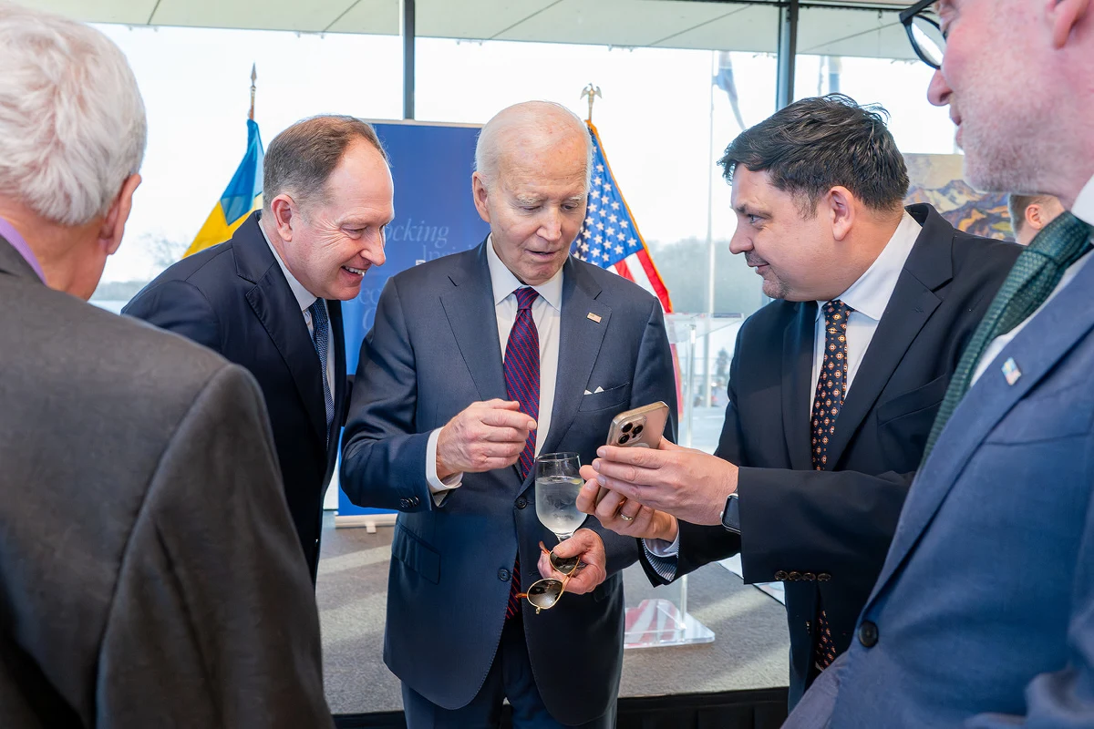 ​Polska musi być silna - powiedział Lidii Krawczuk korespondentce RMF Classic i Pawłowi Żuchowskiemu korespondentowi RMF FM w USA, były prezydent Stanów Zjednoczonych Joe Biden. Prosił, żeby pozdrowić Polaków, podkreślał, że nasz kraj jest wzorem. Wspominał wizytę w naszym kraju. Żartował, że znany jest z sympatii do Polski, dlatego jeszcze w czasach, gdy był senatorem niektórzy mówili, że jego prawdziwe nazwisko to "Bideński".