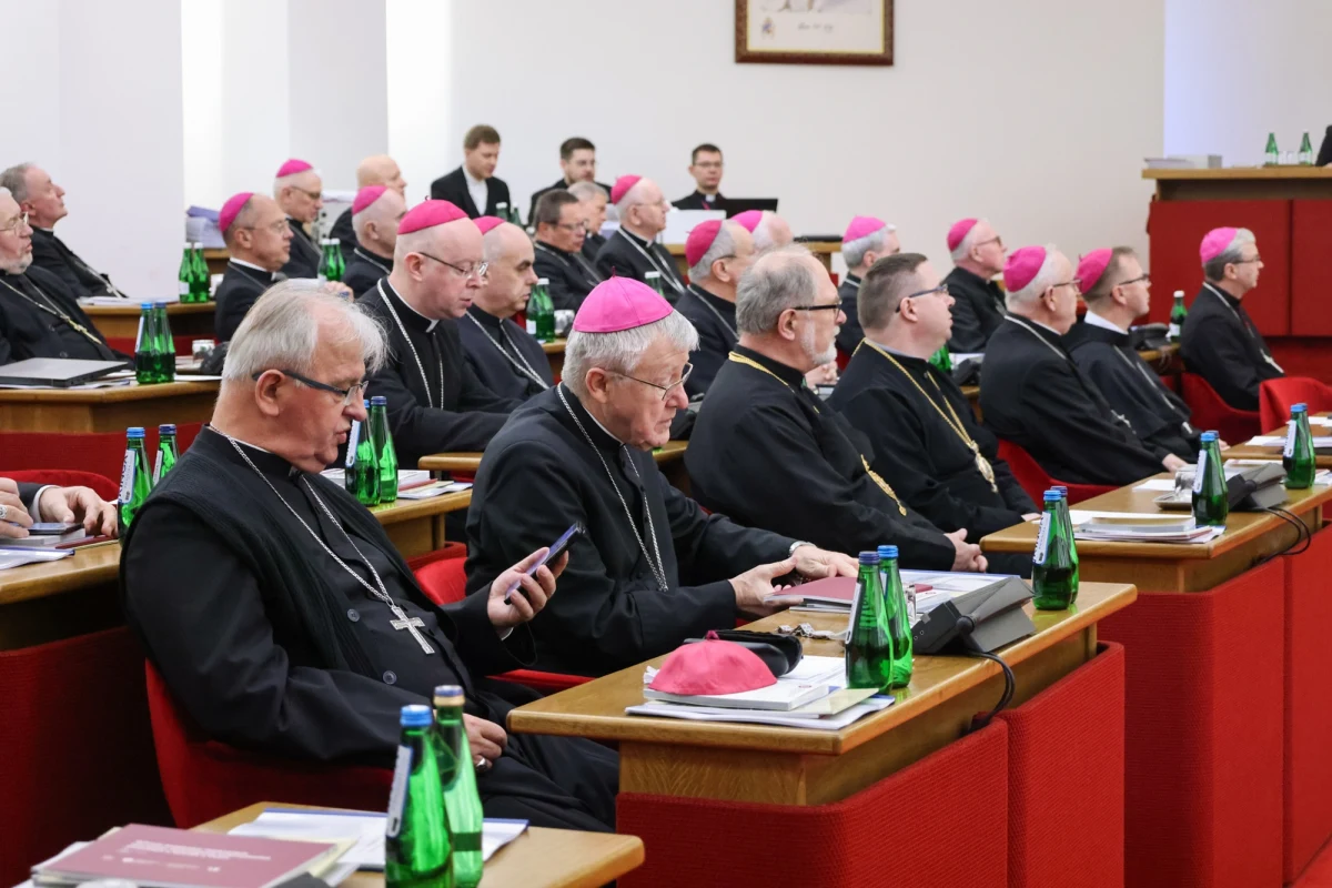 Konferencja Episkopatu Polski ustanowiła w środę Komisję niezależnych ekspertów do zbadania zjawiska wykorzystywania seksualnego osób małoletnich w Kościele katolickim w Polsce. Nadała jej także publiczną osobowość prawną - poinformował rzecznik Episkopatu ks. Leszek Gęsiak. Zapowiedział, że teksty dokumentów zostaną upublicznione w czwartek. Jeśli podczas marcowego zebrania plenarnego biskupi nie powołaliby komisji, to postanie swoich zapowiedziały już archidiecezja krakowska, wrocławska i częstochowska.