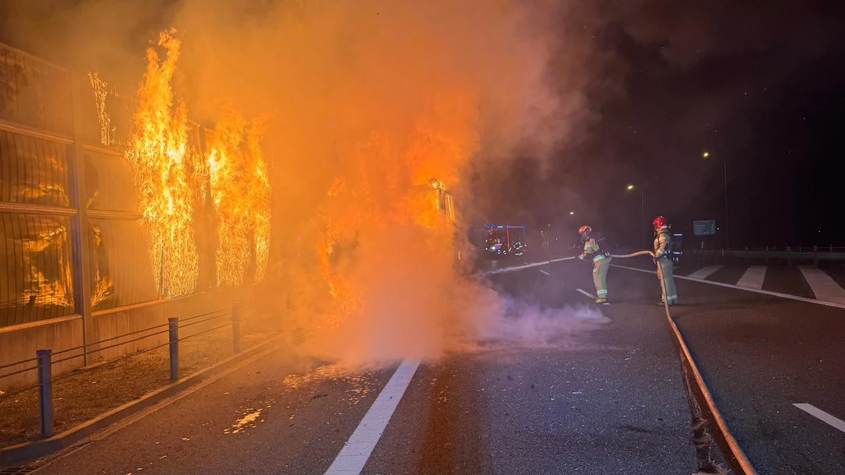 Ważna informacja dla kierowców w Świętokrzyskiem - na trasie S7 w ogniu stanęła ciężarówka. Do zdarzenia doszło w Tokarni w powiecie kieleckim.
