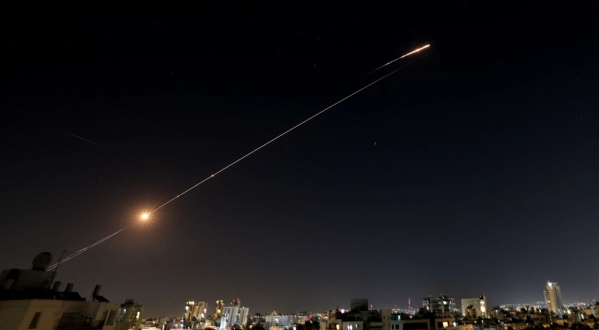 W środę wieczorem libański Hezbollah wystrzelił około 100 rakiet na północny Izrael, rozpoczynając największy nalot od początku obecnej wojny. Atak był skoordynowany z Iranem, który również wystrzelił rakietę balistyczną na Izrael.