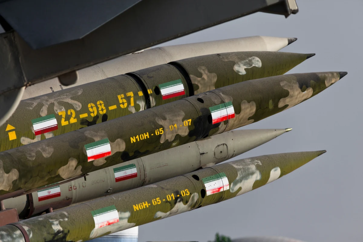 ​Obrona przeciwlotnicza Arabii Saudyjskiej zestrzeliła siedem irańskich rakiet balistycznych, z czego sześć wycelowanych było w bazę lotniczą Prince Sultan położoną na południe od Rijadu, skąd USA wycofały wcześniej latające tankowce - poinformowało saudyjskie ministerstwo obrony w środę w poście zamieszczonym w serwisie X.