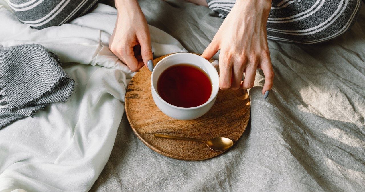 Wieczorna "herbata mnichów" pomaga zasnąć w 15 minut. To mieszanka znanych ziół