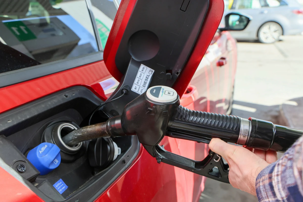 Kolejny skok cen ropy naftowej. Ropa Brent znów testuje poziom 100 USD za baryłkę - informują maklerzy. Dzieje się tak mimo zapowiedzi Międzynarodowej Agencji Energetycznej o skierowaniu na rynek 400 mln baryłek ropy naftowej w celu obniżenia cen surowca. Rzecznik irańskiej armii stwierdził natomiast wczoraj, że cena ropy może poszybować do 200 dolarów za baryłkę.