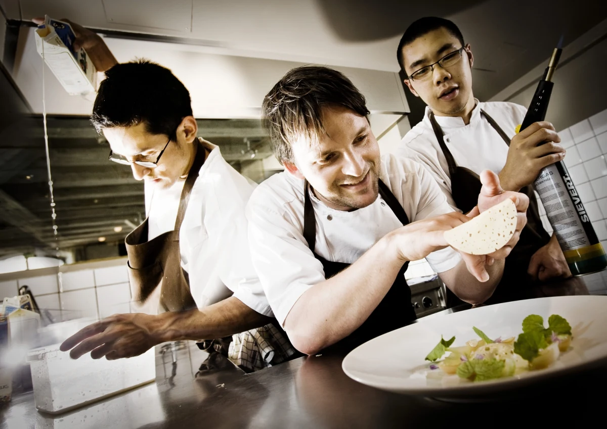 Rene Redzepi, jeden z najbardziej cenionych szefów kuchni, zrezygnował z kierowania kultową kopenhaską restauracją – Nomą. Odejście jest związane z oskarżeniami o fizyczne i psychiczne znęcanie się nad pracownikami.