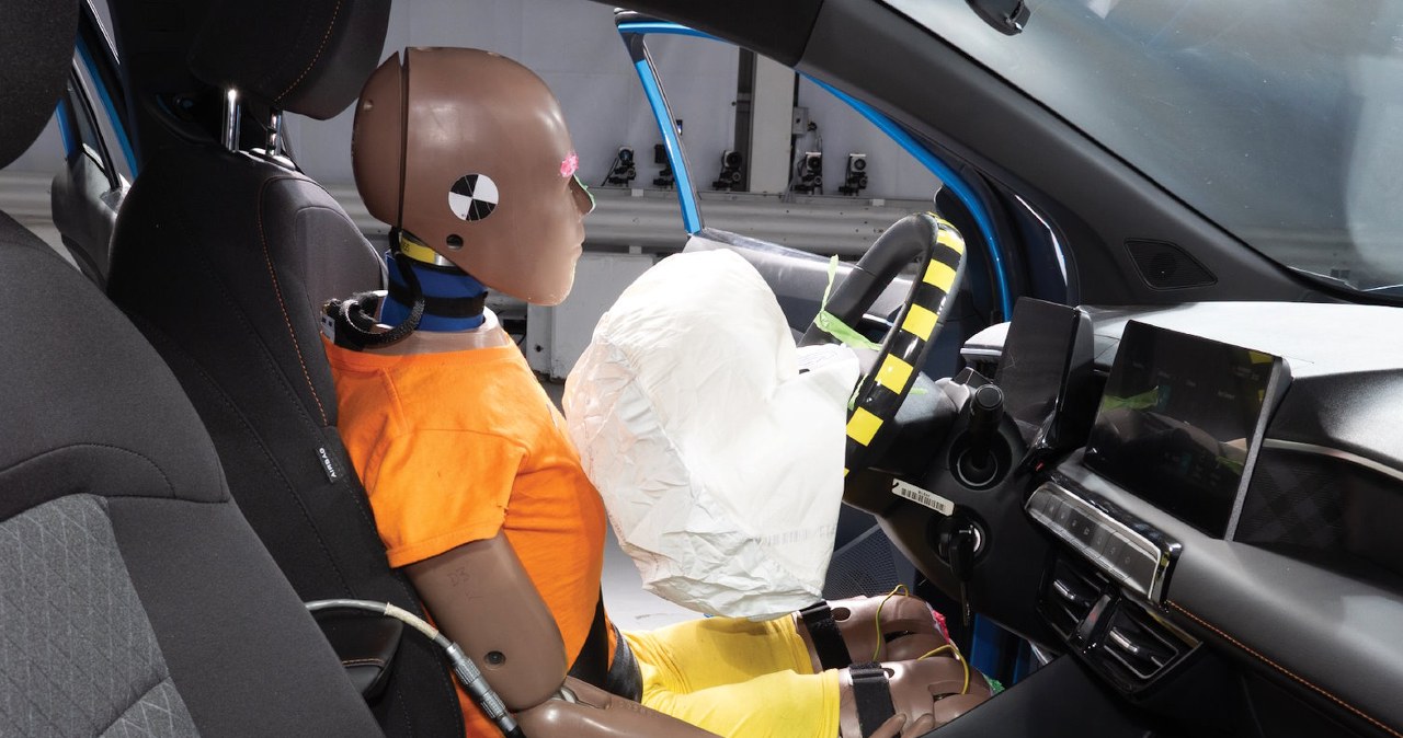 Wolniej nie znaczy bezpieczniej? Test ADAC zaskoczył ekspertów