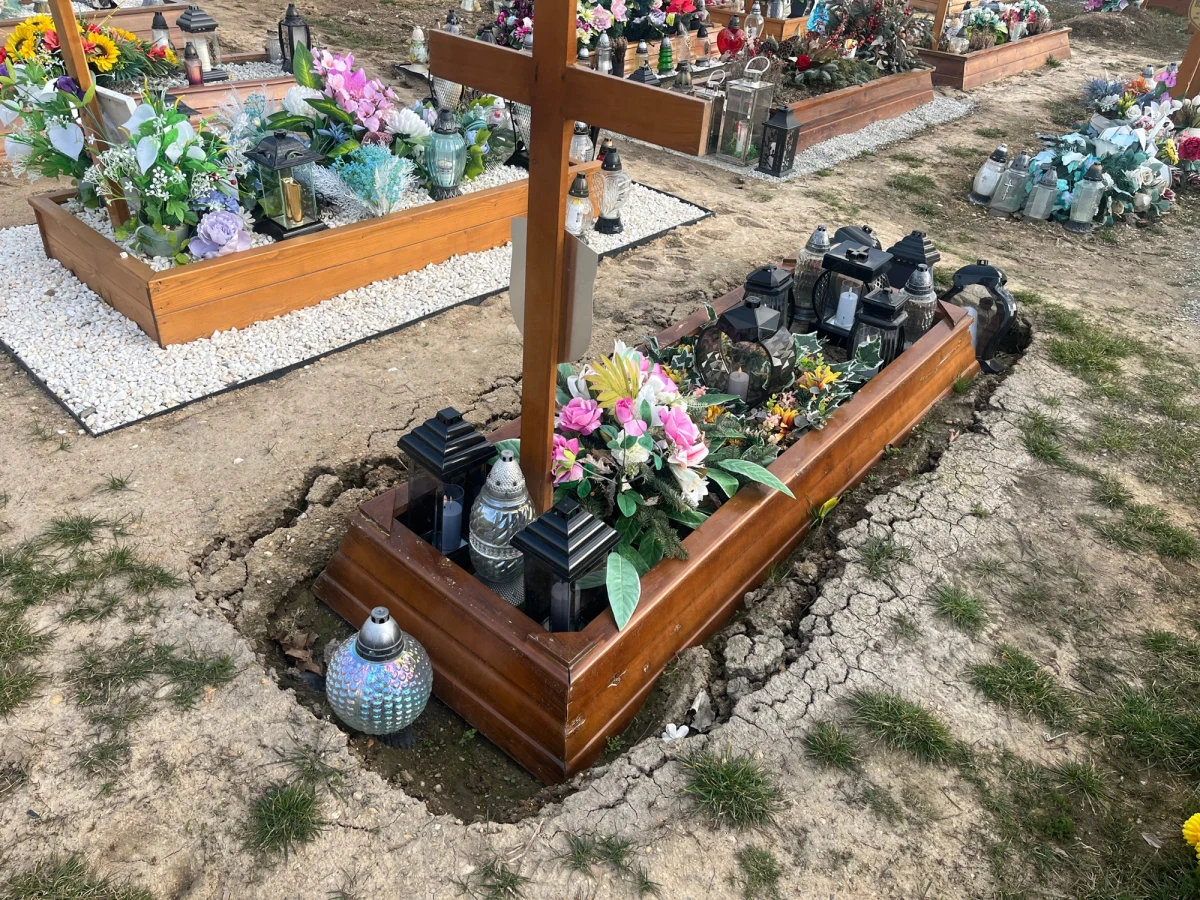 Niepokojąca sytuacja na legnickim cmentarzu w Jaszkowie (Dolnośląskie). Tamtejsze groby zaczęły się zapadać, a niektóre z nich osunęły się nawet na głębokość ponad metra. Mieszkańcy odwiedzający nekropolię są wstrząśnięci. Jak się okazuje, przyczyną problemu są roztopy oraz brak odpowiedniego odwodnienia terenu. Błąd został popełniony już na etapie projektowania cmentarza kilka lat temu.