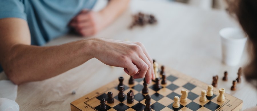 Mówi się o tym, że rozwijają umiejętności matematyczne i logiczne, a nawet pomagają w nauce czytania… ale czy mogą pomagać w kształtowaniu charakteru, radzeniu sobie z problemami i ćwiczeniu się w relacjach międzyludzkich? Dr hab. Jacek Bylica, dyrektor Instytutu Pedagogiki Uniwersytetu Jagiellońskiego w Krakowie przyglądał się temu, na ile reguły gry w szachy - mogą przydać się na co dzień. 