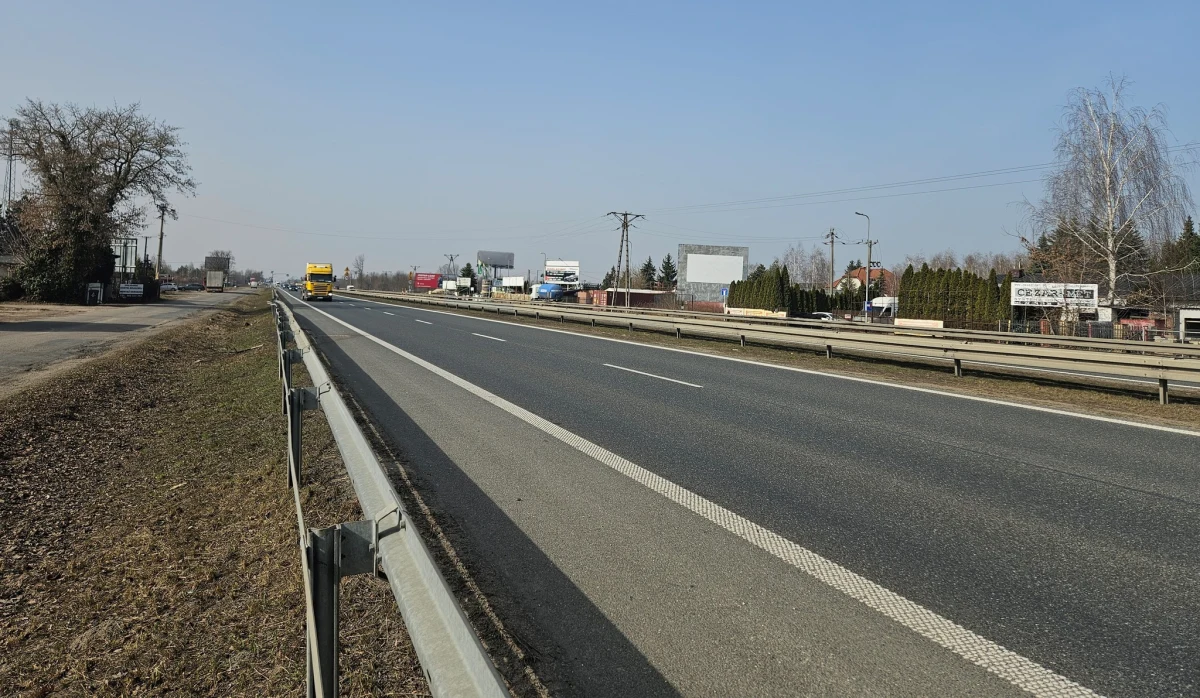 Wojewoda mazowiecki wydał decyzję zezwalającą na rozbudowę północnego wlotu do Warszawy w ciągu drogi krajowej nr 7. To kluczowa inwestycja, która ma usprawnić ruch na jednym z najważniejszych odcinków komunikacyjnych stolicy. Prace ruszą już niebawem, a ich zakończenie planowane jest na wiosnę 2028 roku.