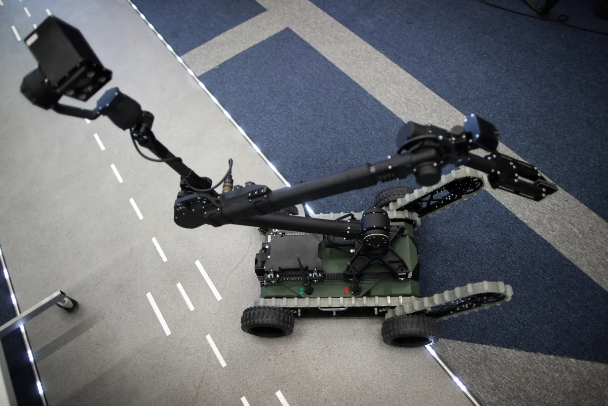 ​Ponad pół miliona złotych kosztowała akcja ewakuacyjna po fałszywym alarmie bombowym na lotnisku Chopina w Warszawie, wywołanym w listopadzie przez 28-letniego Polaka - dowiedział się reporter RMF FM. Śledztwo w tej sprawie prowadzi wydział wojskowy warszawskiej Prokuratury Okręgowej.