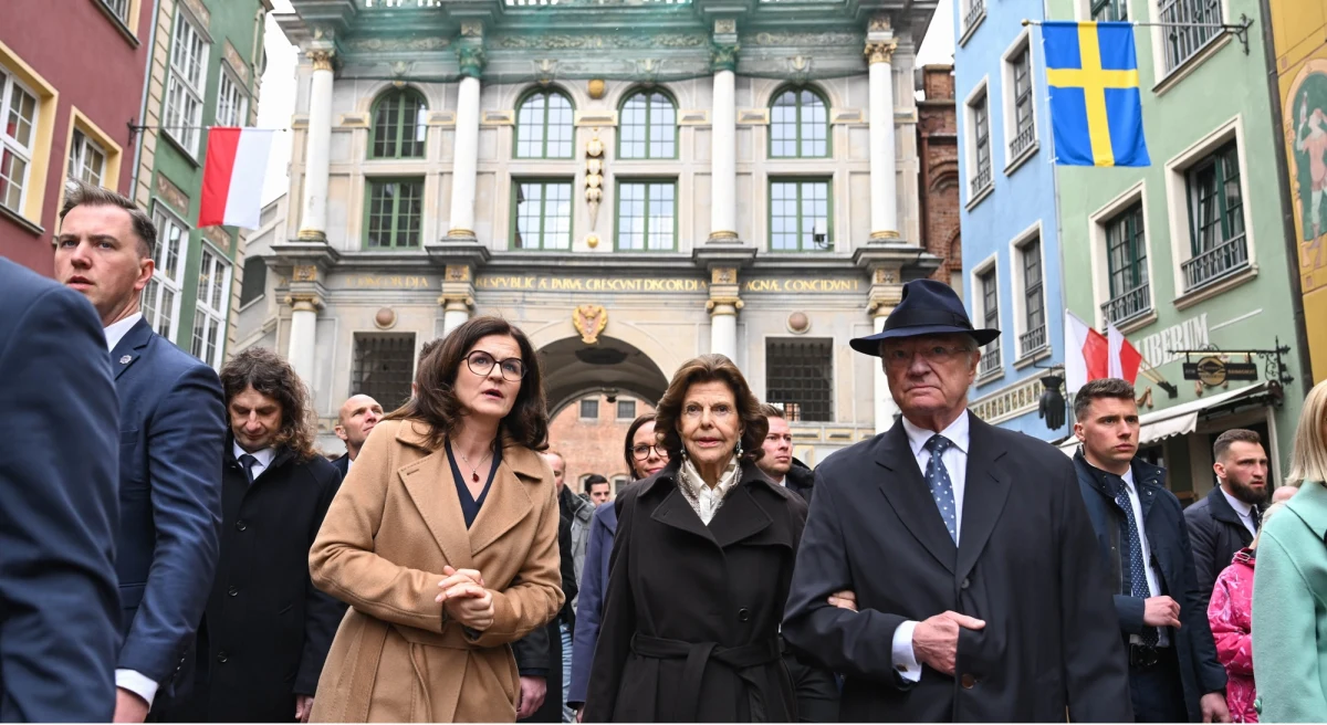 ​Król Szwecji Karol XVI Gustaw i królowa Sylwia spotkali się w czwartek w Gdańsku z prezydent miasta Aleksandrą Dulkiewicz. Wspólnie przeszli reprezentacyjną Drogą Królewską - od Złotej Bramy do Ratusza Głównego Miasta. W ratuszu wpisali się do księgi pamiątkowej miasta oraz Muzeum Gdańska. Spotkanie miało charakter zamknięty dla mediów.
