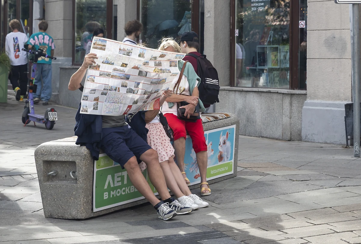 W stolicy Rosji oraz innych dużych miastach coraz częściej dochodzi do poważnych zakłóceń w dostępie do internetu. Z tego powodu mieszkańcy Moskwy masowo sięgają po krótkofalówki, pagery i papierowe mapy. Skąd problemy z łącznością i dostępem do internetu? Wszystko wskazuje na to, że Kreml testuje nowy system kontroli oparty na tzw. białej liście zatwierdzonych stron. Eksperci ostrzegają, że Rosja zmierza w stronę cyfrowej izolacji, a skutki blackoutów odczuwają zarówno zwykli obywatele, jak i gospodarka.