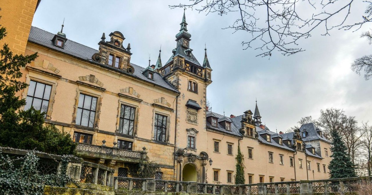 W lesie obok zamku stoją niezwykłe nagrobki. Nie zgadniesz do kogo należą