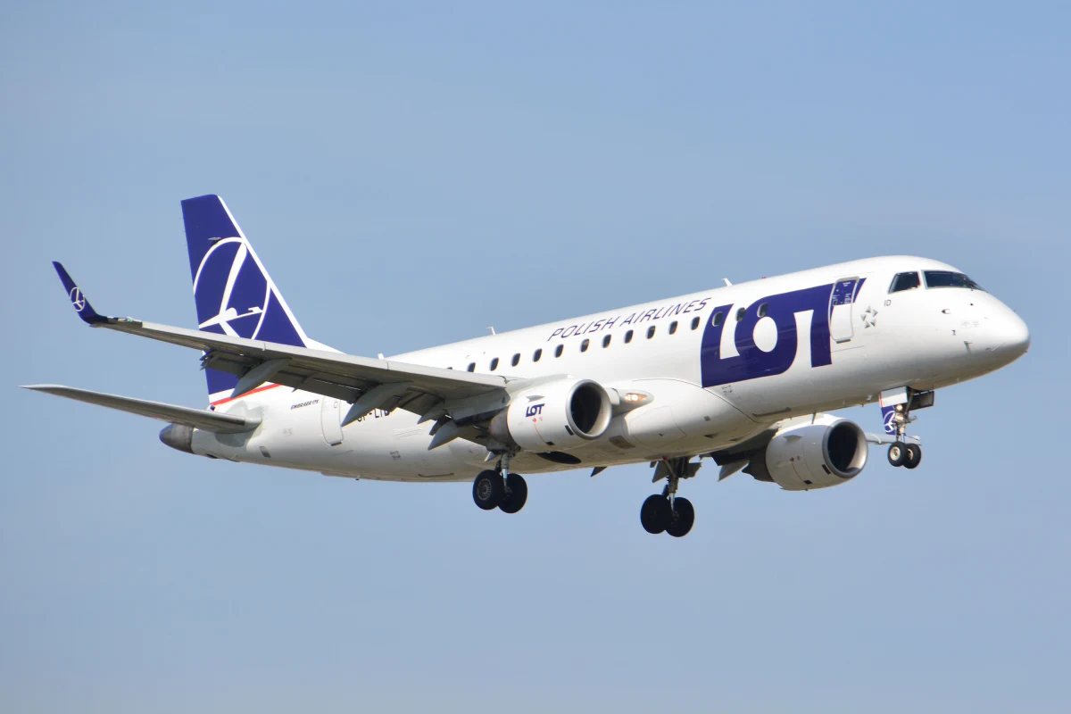 ​Polskie Linie Lotnicze LOT zdecydowały się przedłużyć decyzję o zawieszeniu lotów do Rijadu do 24 marca i Tel Awiwu do 31 marca, o czym przewoźnik poinformował w czwartek. Jednocześnie do końca kwietnia odwołano połączenia do Bejrutu. Decyzję PLL LOT argumentuje dbałością o bezpieczeństwo pasażerów wobec wciąż niestabilnej sytuacji na Bliskim Wschodzie.