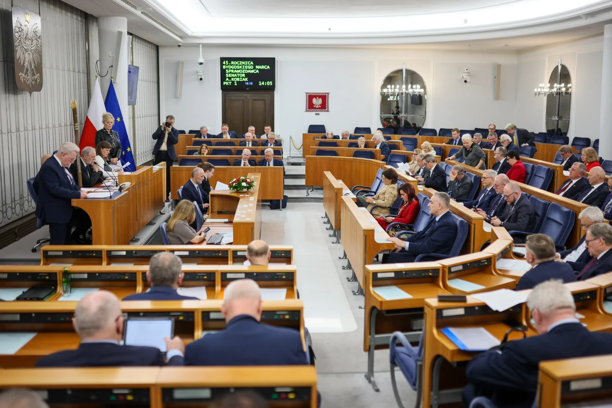 ​Senat RP przyjął w czwartek bez żadnych poprawek nowelizację ustawy o Państwowej Inspekcji Pracy. Ta nadaje PIP uprawnienia do zamiany pozornych umów cywilnoprawnych i B2B w umowy o pracę. Wykonanie decyzji administracyjnej zostanie zawieszone w przypadku wniesienia odwołania do sądu. Ustawa trafi teraz na biurko prezydenta Karola Nawrockiego.