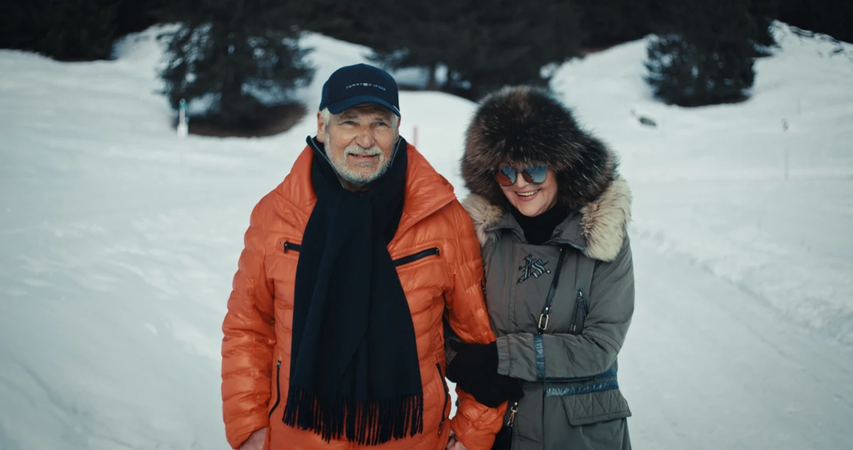 Czteroodcinkowy serial dokumentalny poświęcony rodzinie Kwaśniewskich zostanie pokazany na początku 2027 roku. "Widzowie po raz pierwszy zyskają bezprecedensowy dostęp do historii życia byłego prezydenta Aleksandra Kwaśniewskiego, pierwszej damy Jolanty Kwaśniewskiej oraz ich córki Aleksandry - trzy perspektywy, jedna rodzina, jedno małżeństwo i kraj w trakcie przemiany" - w ten sposób reklamuje swoją nową produkcję Amazon Prime Video. Twórcy zapowiadają, że połączą współczesne materiały z nigdy wcześniej niepokazywanymi prywatnymi nagraniami wideo z lat 90. i 2000.