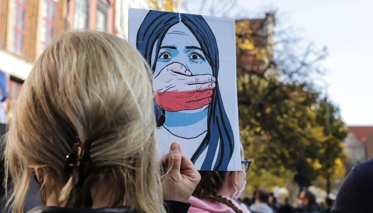 Komitet Ministrów Rady Europy poinformował, że liczba legalnych aborcji w Polsce wzrosła dwukrotnie w 2024 roku w porównaniu z rokiem poprzednim. W opublikowanym raporcie podkreślono brak skarg dotyczących odmowy aborcji z powodu klauzuli sumienia, ale wyrażono zaniepokojenie brakiem przewodnika dla kobiet w ciąży.