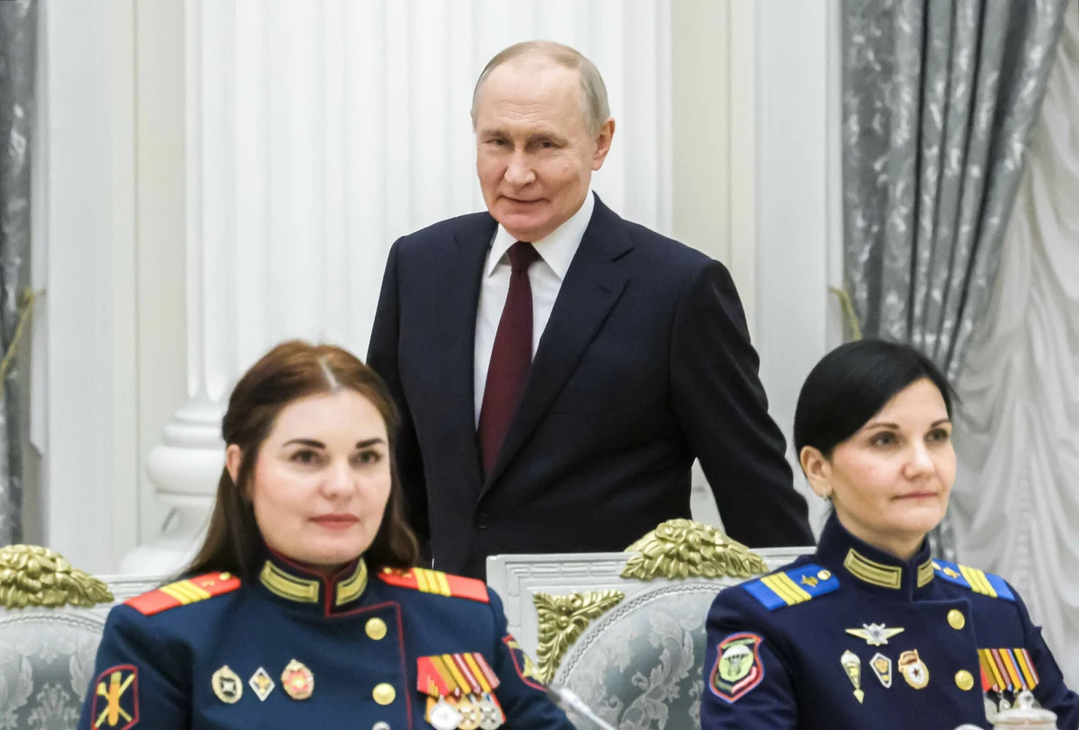 Rosja czerpie korzyści z rosnących cen ropy, generując dodatkowe 150 milionów dolarów dziennie z tytułu sprzedaży surowca - informuje Financial Times. Konflikt na Bliskim Wschodzie, który doprowadził do zamknięcia cieśniny Ormuz, zwiększył popyt na rosyjską ropę, szczególnie ze strony Indii i Chin. Moskwa zarabia na wojnie Izraela, USA i Iranu miliardy dolarów.