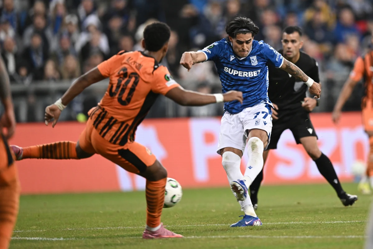 ​Piłkarze Lecha Poznań przegrali u siebie z Szachtarem Donieck 1:3 (0:1) w pierwszym meczu 1/8 finału Ligi Konferencji. Rewanżowe spotkanie rozegrane zostanie za tydzień w Krakowie.