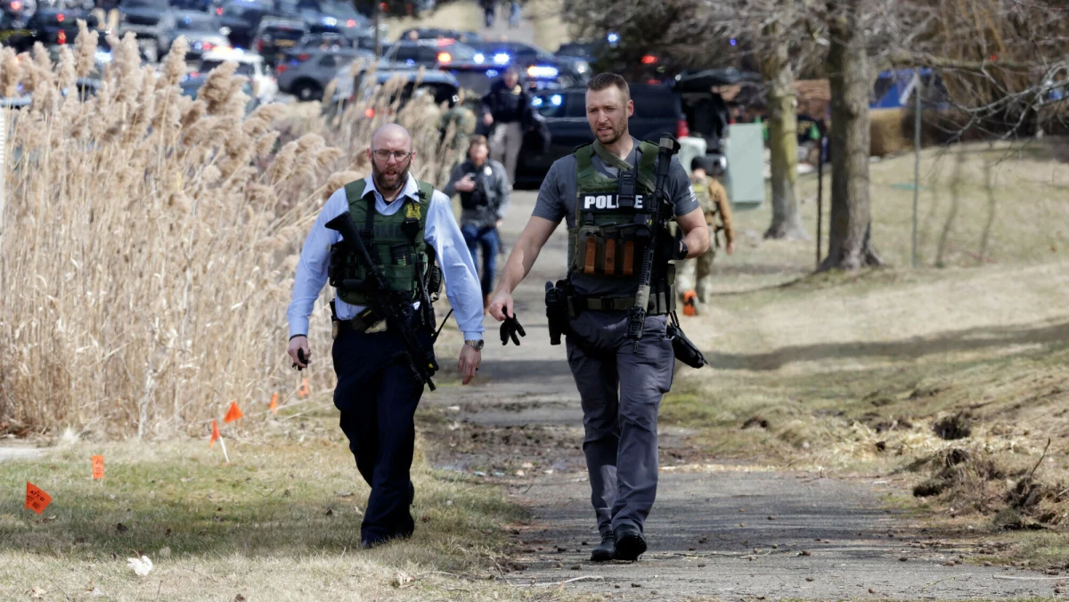 Uzbrojony napastnik wjechał samochodem w synagogę Temple Israel w West Bloomfield, miejscowości znajdującej się kilkadziesiąt kilometrów od Detroit w stanie Michigan. Podejrzany nie żyje - został zastrzelony przez służby. W jego pojeździe znaleziono duże ilości materiałów wybuchowych.
