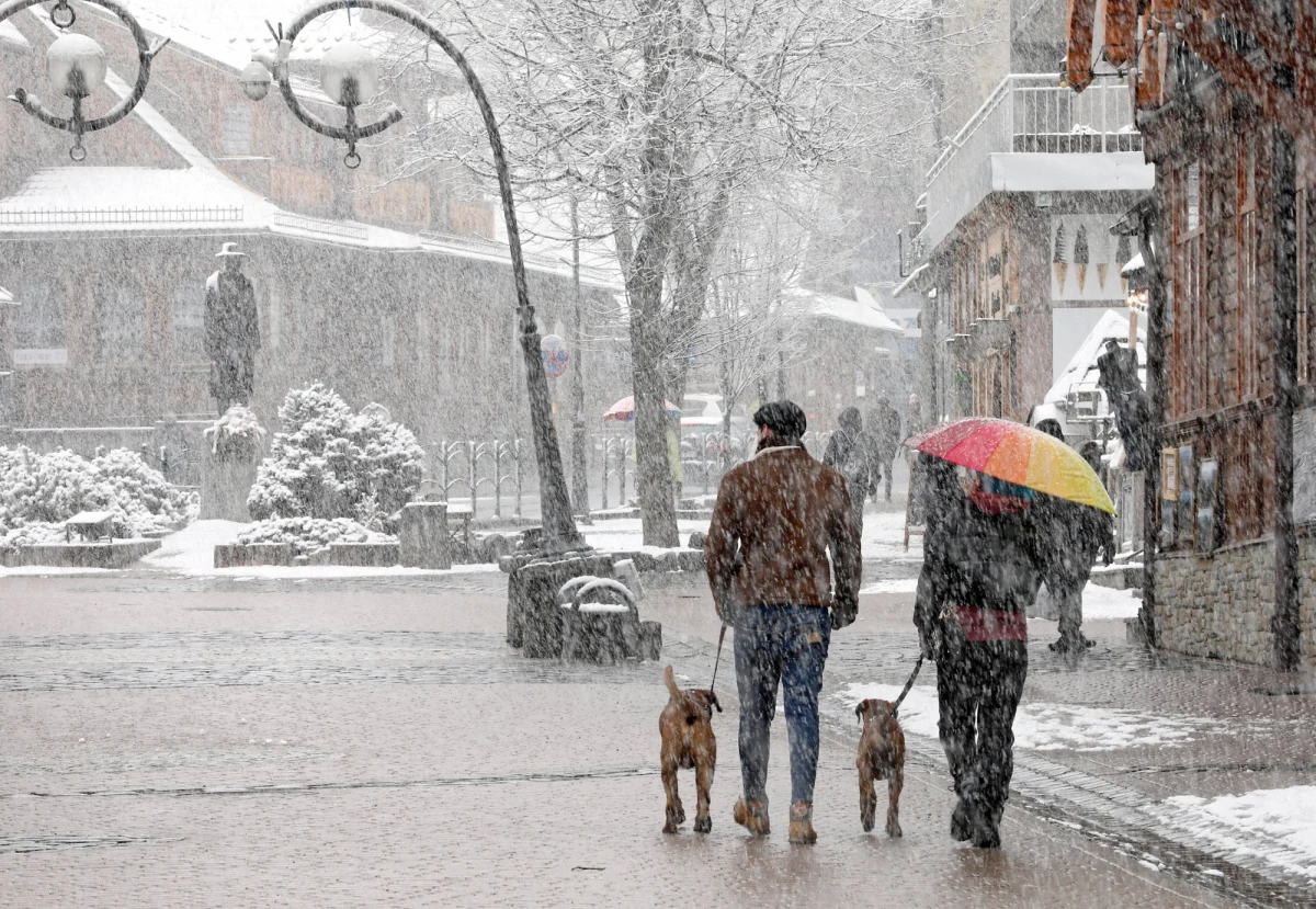 Po wiosennym początku marca można było liczyć na to, że również Wielkanoc będzie ciepła i słoneczna. Najnowsza prognoza Instytutu Meteorologii i Gospodarki Wodnej wskazuje jednak na coś innego. "Będą rozpogodzenia, ale także opady mieszane, tj. mokry śnieg. Temperatury w ciągu dnia na przeważającym obszarze kraju wyniosą od 3 do 5 st. C" – informuje rzeczniczka IMGW Agnieszka Prasek. 