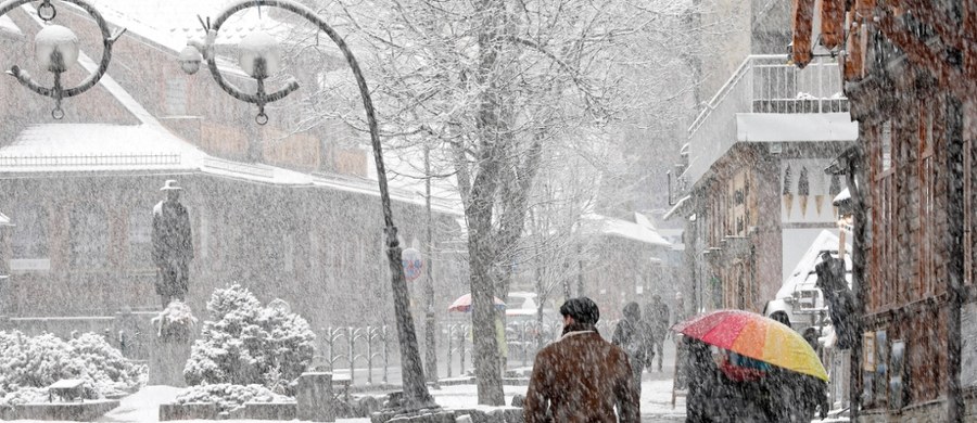Po wiosennym początku marca można było liczyć na to, że również Wielkanoc będzie ciepła i słoneczna. Najnowsza prognoza Instytutu Meteorologii i Gospodarki Wodnej wskazuje jednak na coś innego. "Będą rozpogodzenia, ale także opady mieszane, tj. mokry śnieg. Temperatury w ciągu dnia na przeważającym obszarze kraju wyniosą od 3 do 5 st. C" – informuje rzeczniczka IMGW Agnieszka Prasek. 