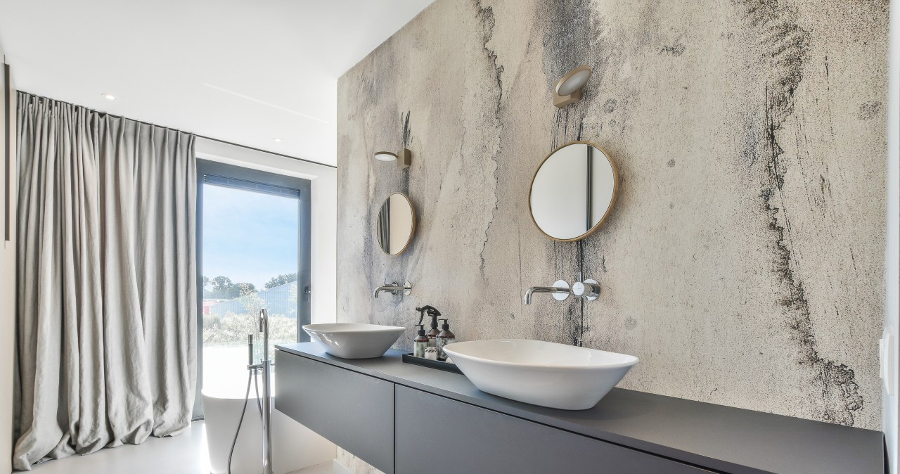 Polacy już nie chcą słyszeć o płytkach w łazience. Teraz hitem jest ten materiał