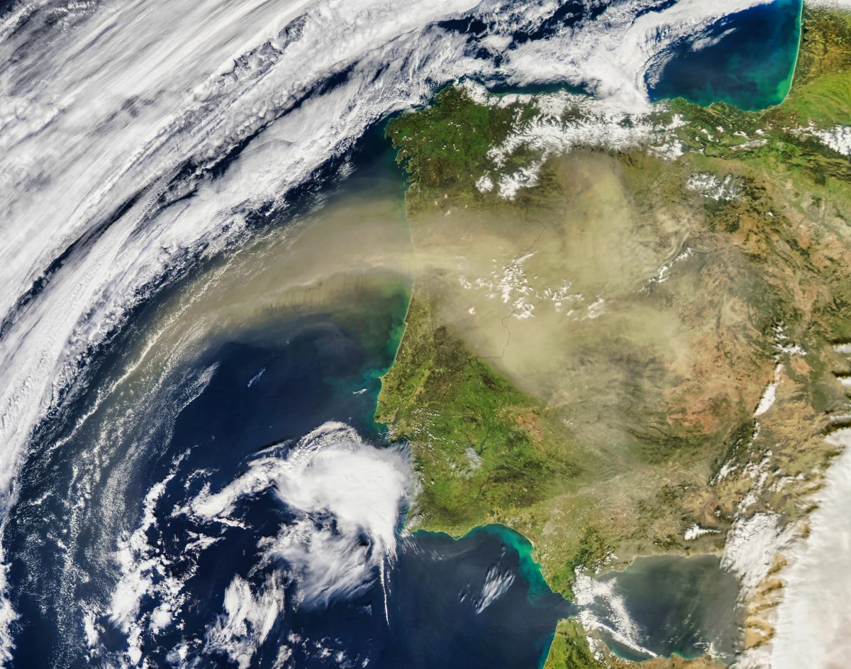 Zimowe wiatry poderwały chmury pyłu z północno-zachodniej Afryki, które następnie - niesione przez silne prądy powietrzne - dotarły nad basen Morza Śródziemnego, a stamtąd rozprzestrzeniły się po całej Europie Zachodniej. Potężne masy pyłu znad Sahary przyniosły ze sobą niecodzienne zjawiska pogodowe - od „krwawych deszczy” po spektakularne zachody słońca i… poważne problemy dla energetyki słonecznej.