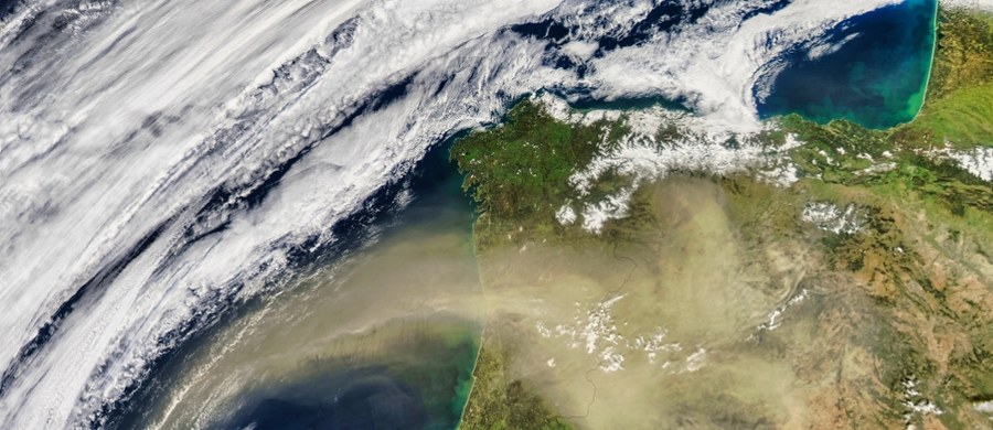 Zimowe wiatry poderwały chmury pyłu z północno-zachodniej Afryki, które następnie - niesione przez silne prądy powietrzne - dotarły nad basen Morza Śródziemnego, a stamtąd rozprzestrzeniły się po całej Europie Zachodniej. Potężne masy pyłu znad Sahary przyniosły ze sobą niecodzienne zjawiska pogodowe - od „krwawych deszczy” po spektakularne zachody słońca i… poważne problemy dla energetyki słonecznej.