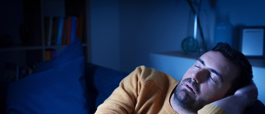 Z problemem zmaga się coraz więcej młodych ludzi. W Wojewódzkim Szpitalu Specjalistycznym im. Św. Barbary w Sosnowcu – codziennie, do diagnostyki zaburzeń snu przyjmowanych jest dwóch pacjentów, a kolejka zaplanowana jest nawet na półtora roku. Przyczyną problemu bardzo często jest nadmierna masa ciała, ale czasami też nieprzestrzeganie zasad, które sprzyjają dobremu zasypianiu. 13 marca przypada Światowy Dzień Snu, a 15 marca to Światowy Dzień Walki z Chrapaniem.